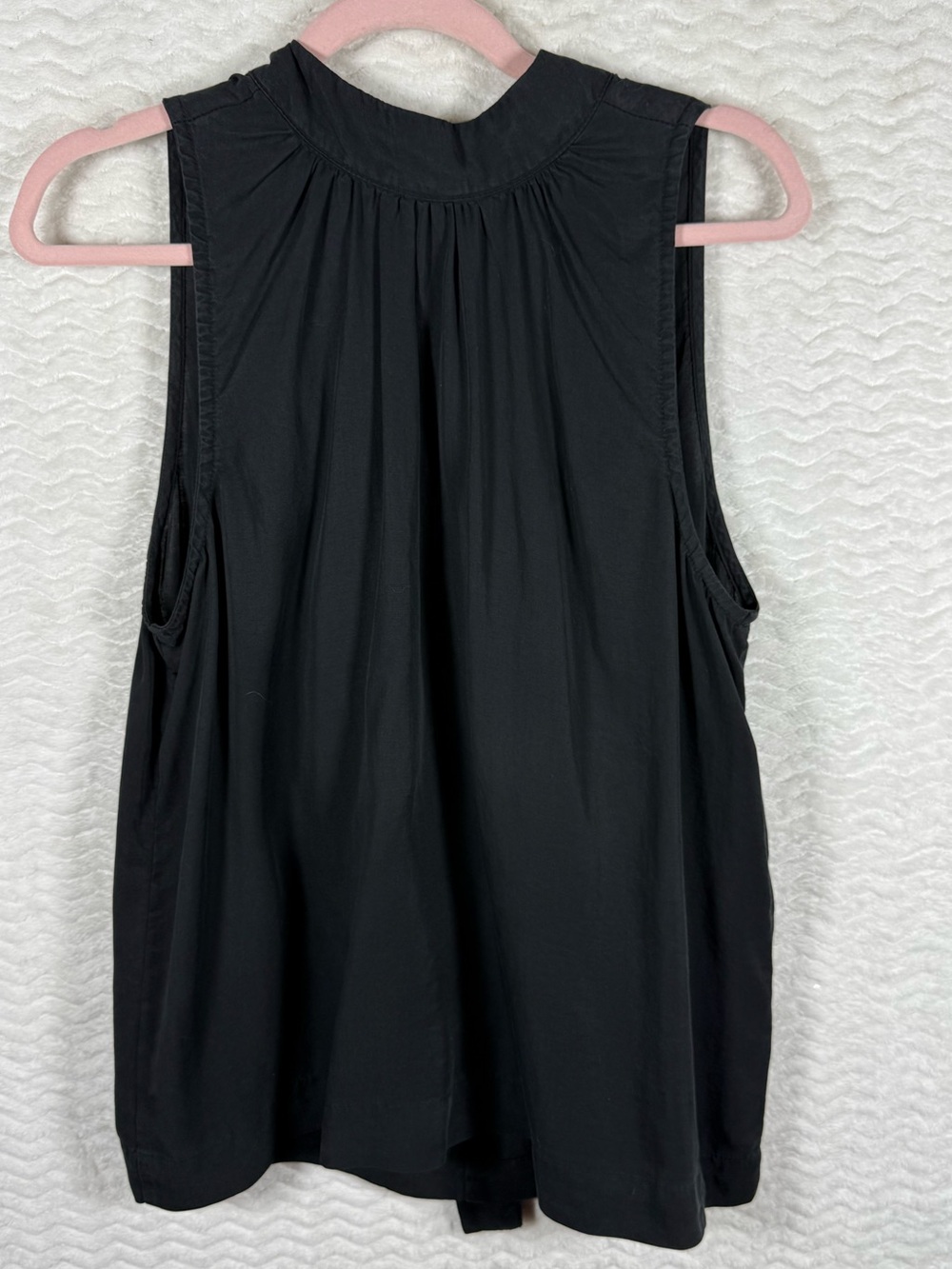 Bella Dahl Black Sleeveless Mock Neck Camisole with stunning neck tie back 🤩🔥
